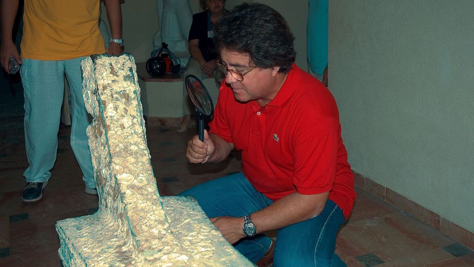 Tusa analyses one of the rostrums recovered in the operation (Credit: Soprintendenza del Mare)