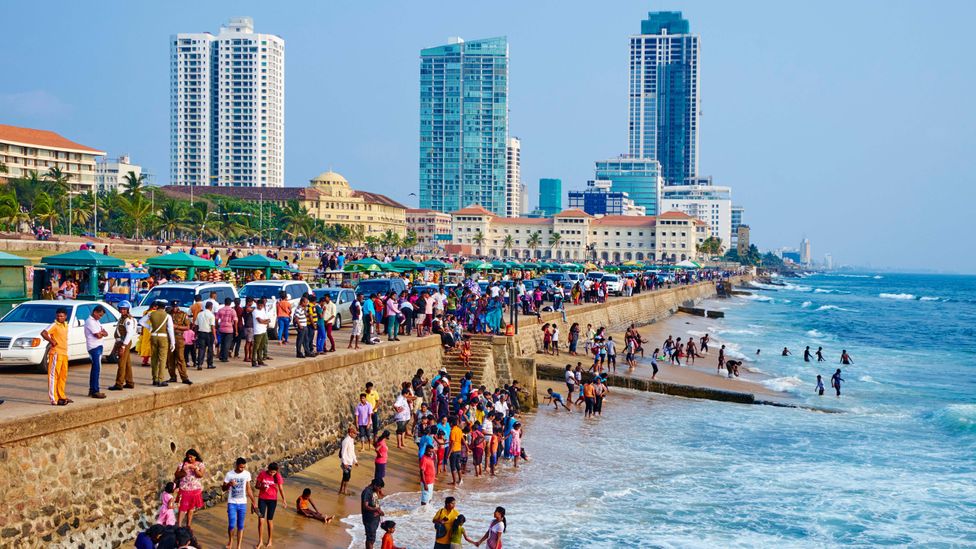 The most famous isso vade are sold from carts along Galle Face in Colombo (Credit: Tuul and Bruno Morandi/Alamy)