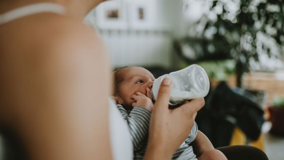 Einige Babys finden es einfacher, mit Flaschen zu füttern, besonders seit es flexible Gumminippel für Flaschen gibt (Credit: Paulo Sousa/EyeEm/Getty Images)