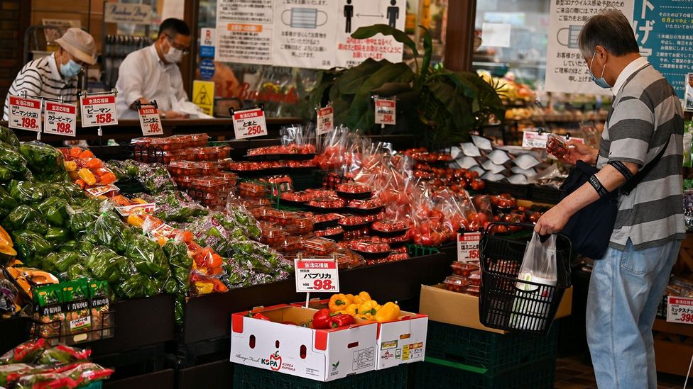 As cadeias de suprimentos de supermercados são otimizadas para vender produtos embalados e precisariam ser revisadas se parássemos de usar plástico (Crédito: Getty Images)