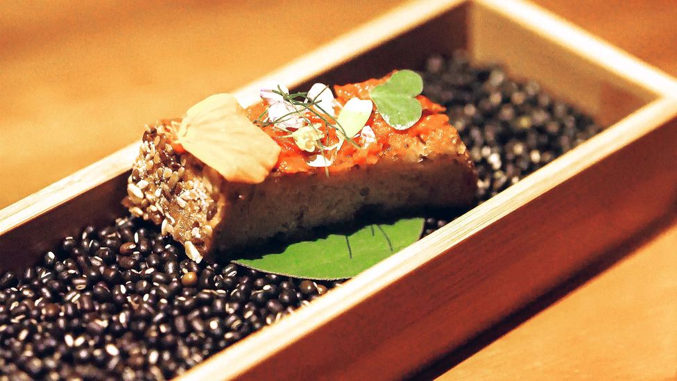 Sorghum bread with moringa flowers on bed of seeds (Credit: Alicia Erickson)