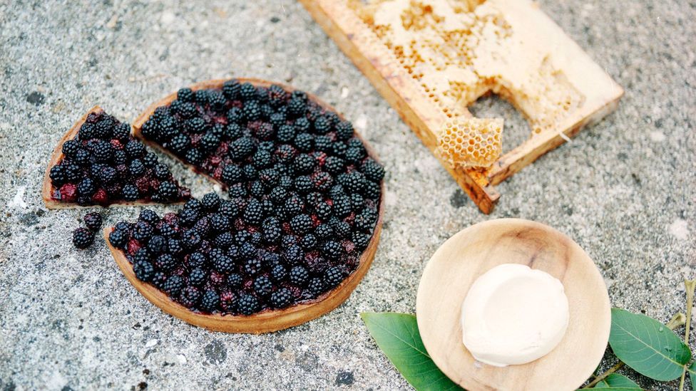 Tarte aux mûres sauvages (wild blackberry tart) at D'Une Ile (Credit: Alexandre Guirkinger)