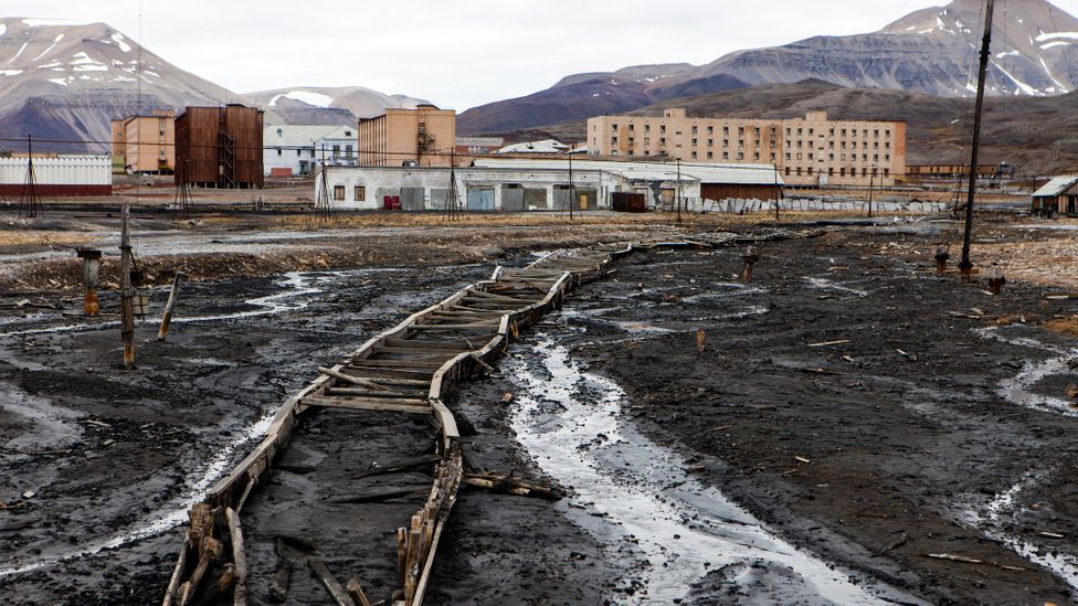 Most of Pyramiden's infrastructure and buildings remain in place, despite the mines no longer being operational (Credit: Manual Romaris/Getty Images)