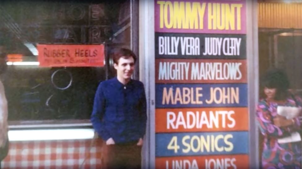 Duo Billy Vera and Judy Clay pictured outside the Apollo in 1967 (Credit: Atlantic Records)