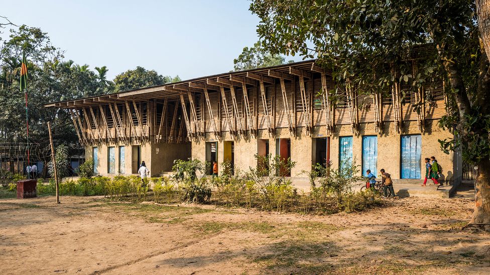 A arquiteta austríaca Anna Heringer construiu a escola artesanal METI em Bangladesh inteiramente com materiais locais, como lama, palha e bambu (Crédito: Benjamin Staehli)