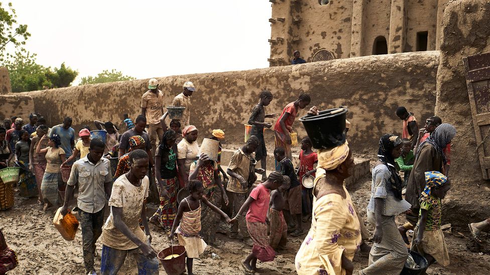 A reconstrução anual da Grande Mesquita de Djenné, no Mali, é considerada um importante símbolo de coesão social (Crédito: Michele Cattani / Getty Images)