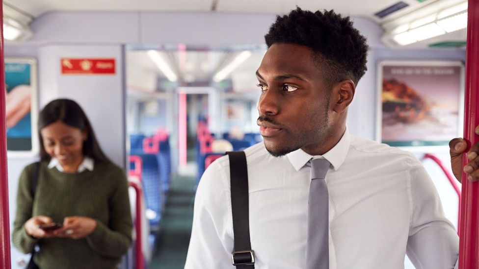 Туристический поезд. I go to work train. Парень едет в автобусе. Take a train. Транспорт на английском.