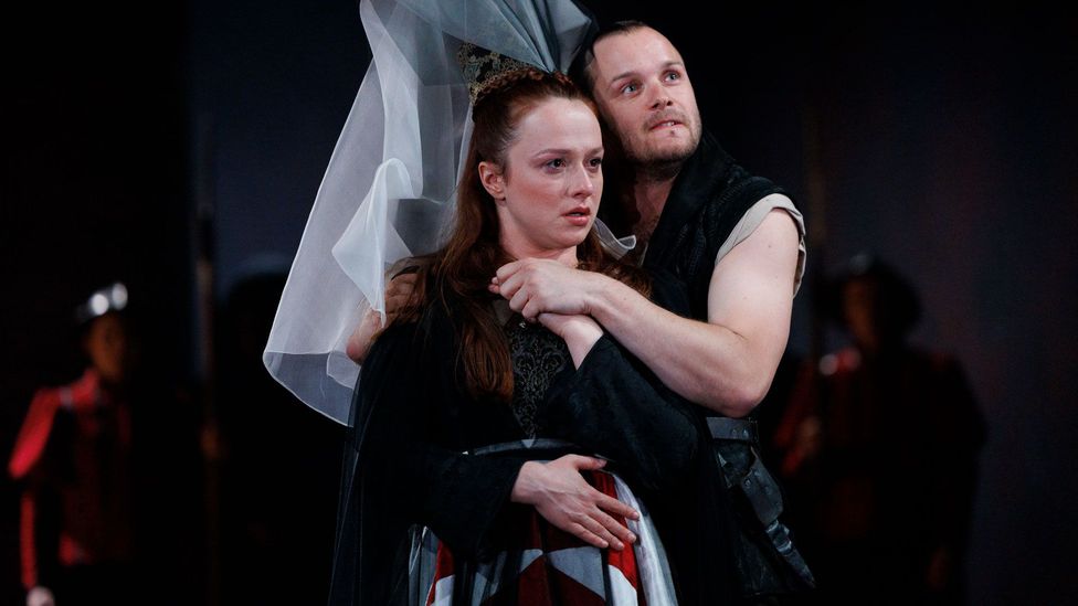 อาร์เธอร์ ฮิวจ์ส (ภาพขวา) เป็นนักแสดงพิการคนแรกที่เล่นบทนำในการผลิตริชาร์ดที่ 3 ให้กับ Royal Shakespeare Company ของสหราชอาณาจักร (เครดิต: Ellie Kurttz/RSC)