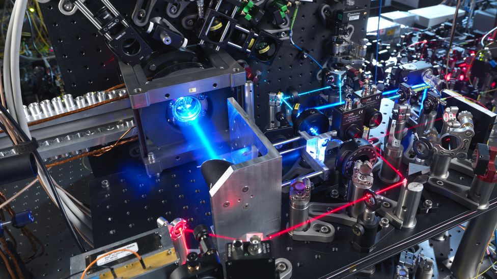 NPL is developing optical clocks based on neutral strontium atoms... with lasers (Credit: NPL)