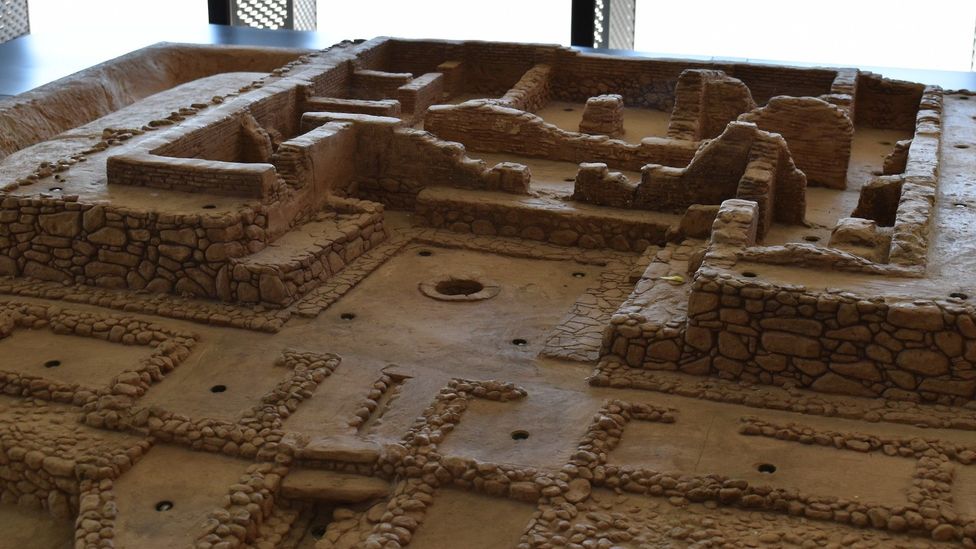 Um modelo de Cancho Roano mostra os restos do templo mais recente do local, construído por volta do final do século VI aC Crédito: Andrew Lofthouse)