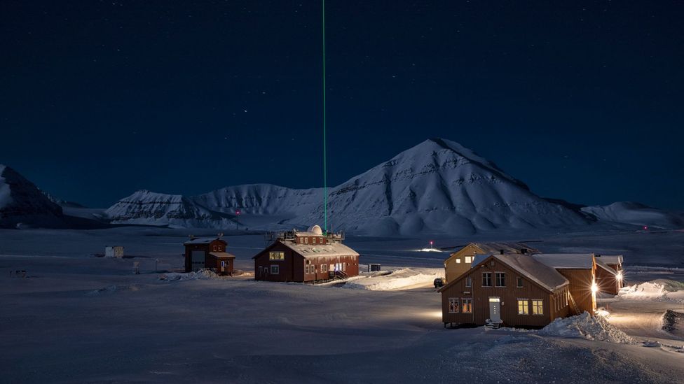 Laser pulses from a Lidar instrument help to monitor aerosol levels and other pollutants in the atmosphere above Ny-Ålesund (Credit: Anna Filipova)