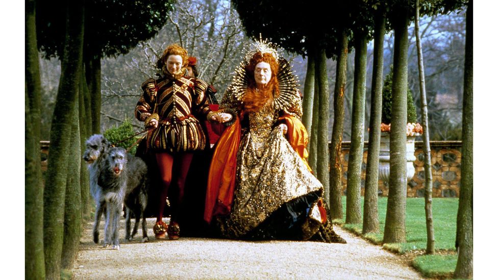 Queen Elizabeth I รับบทโดย Quentin Crisp ไอคอนเกย์ที่พอตเตอร์เรียกว่า "ราชินีแห่งราชินี" (Credit: Alamy)