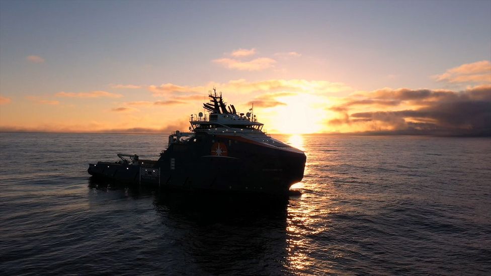 Një anije e madhe oqeanike i çon njerëzit nga St Johns, Newfoundland, në vendin e Titanikut (Kredia: BBC's Travel Show)