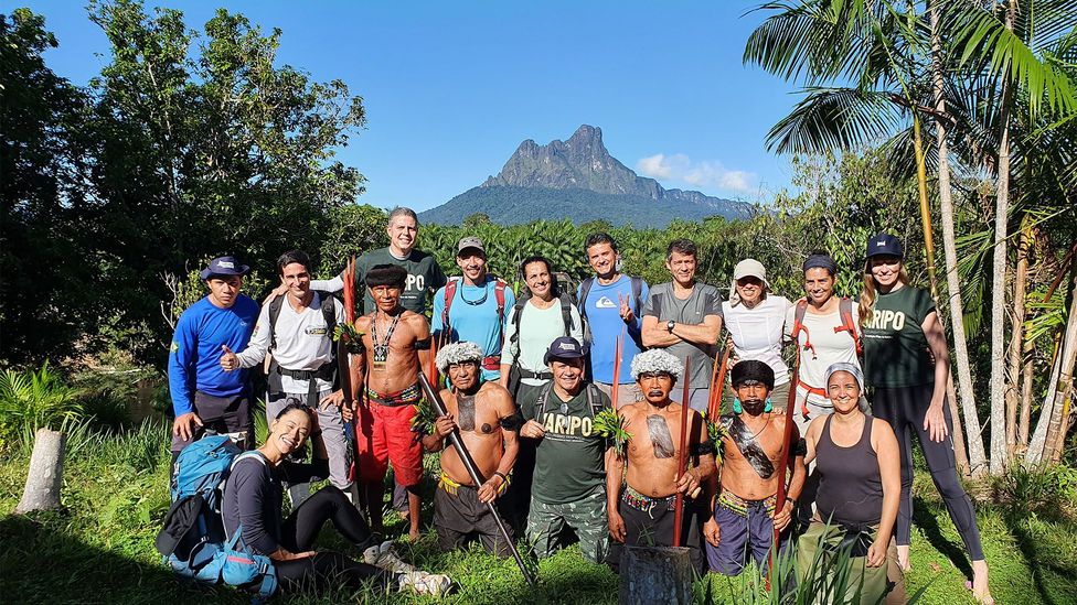 Diferentemente do passado, os guias Yanomami agora conseguem controlar o número de visitantes em suas terras protegidas (Crédito: Lésius Lenhadus)
