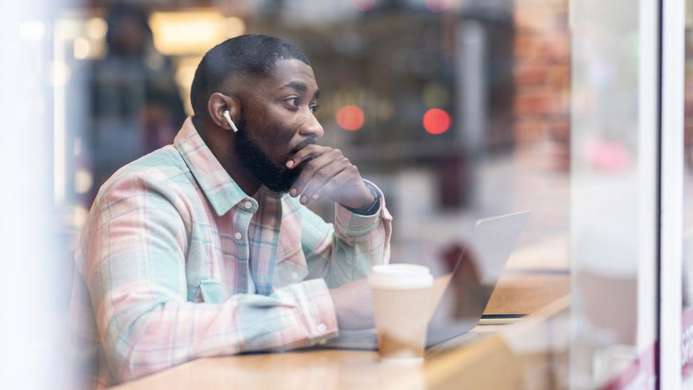 El estrés de estar en un empleo inseguro puede tener un costo emocional y psicológico en los trabajadores (Crédito: Getty)