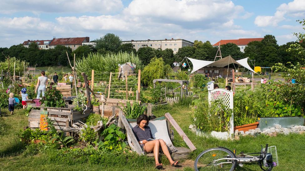 A community garden with improvised sculptures sits just inside the Herrfurthstrasse entrance (Credit: Urbanmyth/Alamy)