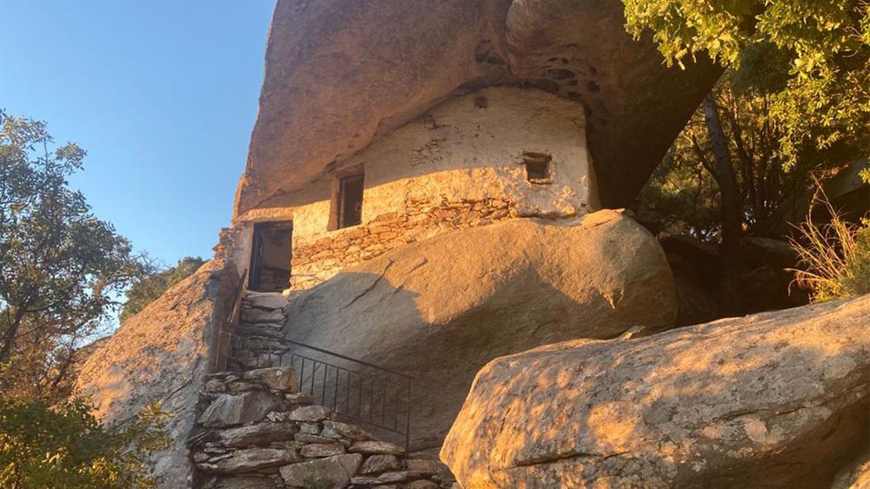 Boulders often provided the walls and sometimes roofs of structures (Credit: Luke Waterson)