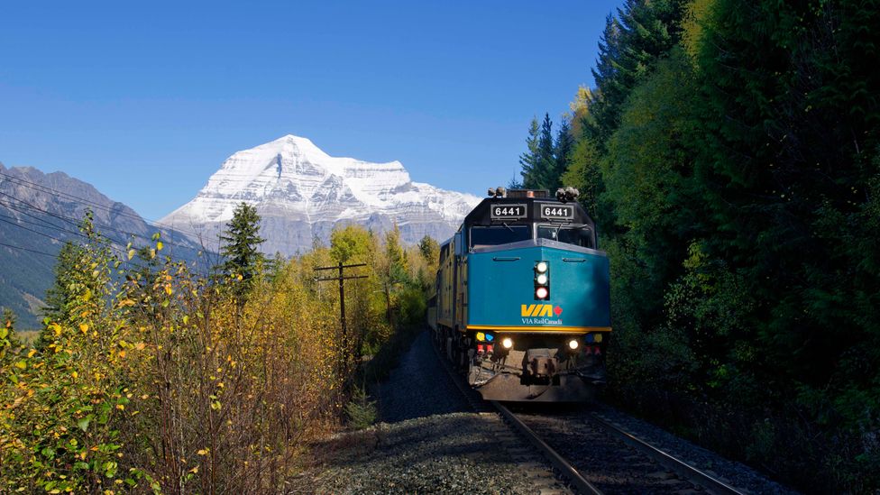 Canada's train that takes hitchhikers - BBC