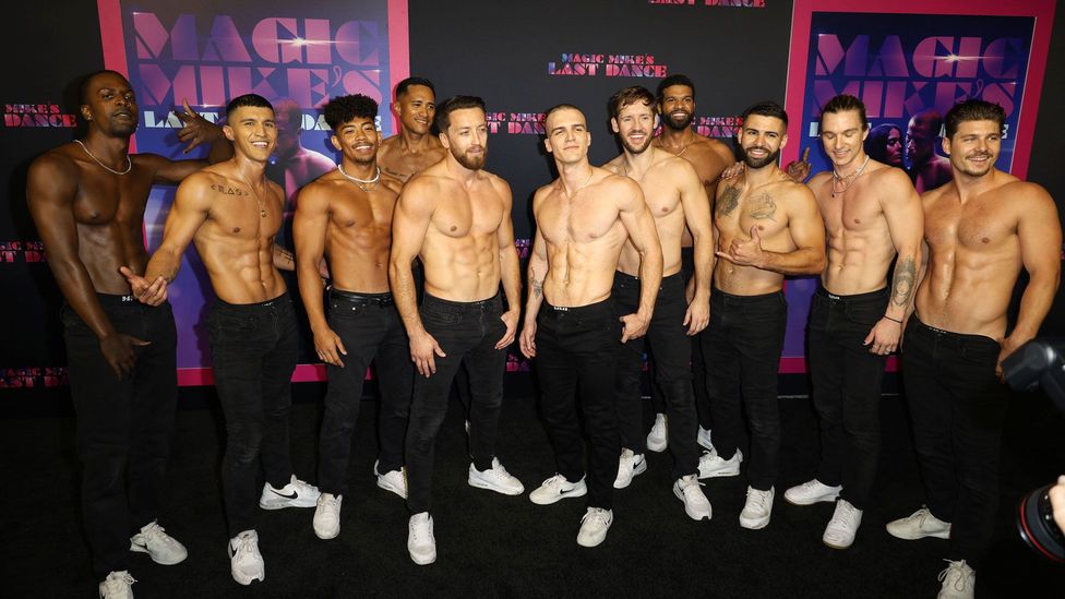 Vũ công thế hệ mới và văn hóa gọi là Magic Mike. Bạn yêu thích vũ điệu và văn hóa đương đại? Hình ảnh liên quan đến vũ công Magic Mike - một biểu tượng của văn hóa hiện đại sẽ đem lại cho bạn cảm giác thăng hoa và năng động. Cùng theo dõi để được chiêm ngưỡng những màn nhảy đầy sự cuốn hút và nổi bật.