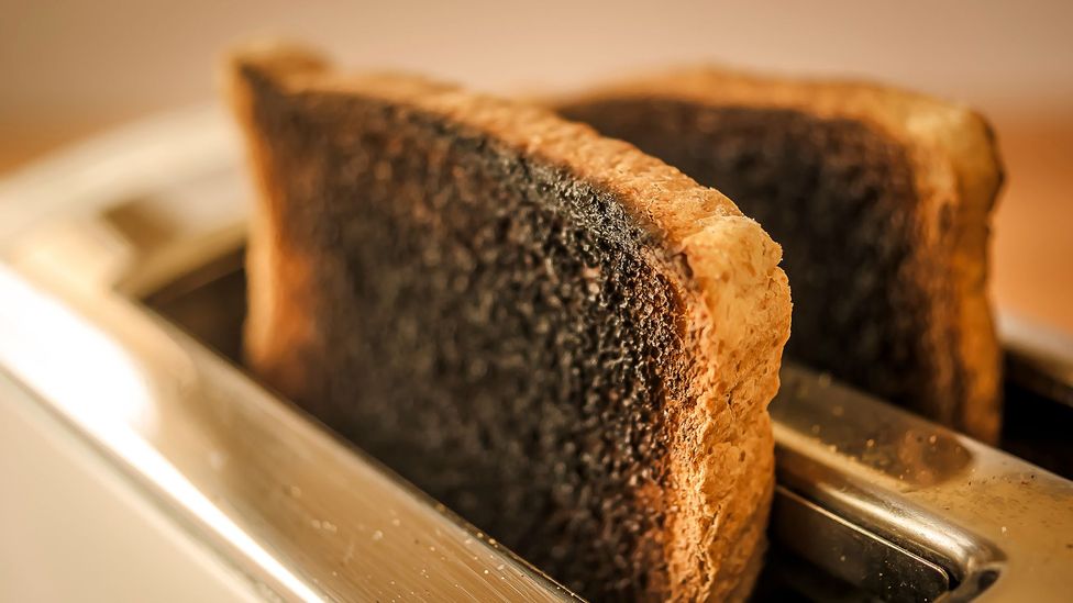 Burned toast in toaster (Credit: Alejandro Ascanio/EyeEm/Getty Images)