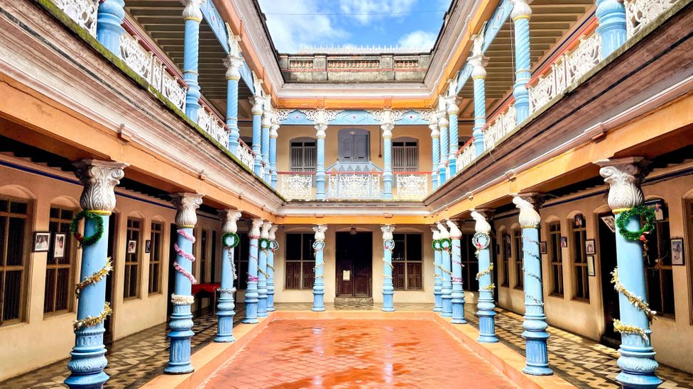 The courtyard in the 100-year-old Chettinadu Mansion features blue cast-iron pillars from England (Credit: Soumya Gayatri)