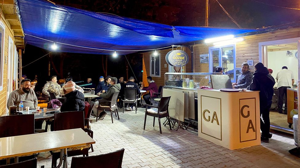 Gözde Künefe reopened in a prefabricated bazaar in Hatay several weeks after the recent earthquakes (Credit: Gonca Tokyol)