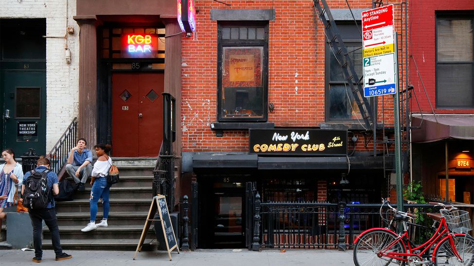 KGB Bar став літературним закладом Нью-Йорка з тих пір, як він приймав поетів і письменників біт-покоління (Авторство зображення: Robert K Chin - Storefronts/Alamy)