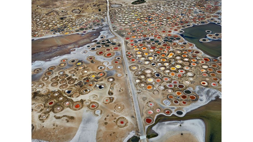 Salt Ponds #4, near Naglou Sam Sam, Senegal, 2019 (Credit: Edward Burtynsky, Nicholas Metivier Gallery, Toronto / Flowers Gallery, London)
