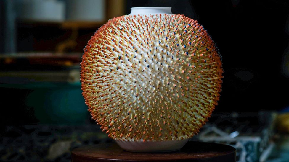 El sorprendente trabajo de Yun Ju-cheol se incluye en la exposición, Moon Jar: The Untold Story, que forma parte de London Craft Week (Crédito: Dan Fontanelli)