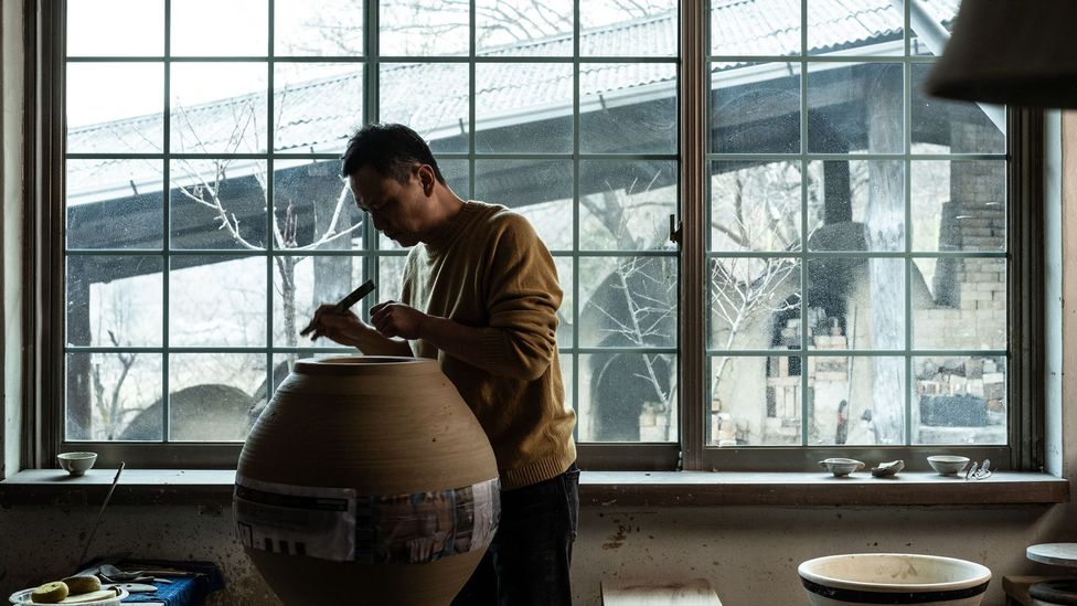 Park Sung-wook fabrica frascos de luna utilizando un método que se originó en la dinastía Joseon (Crédito: Dan Fontanelli)