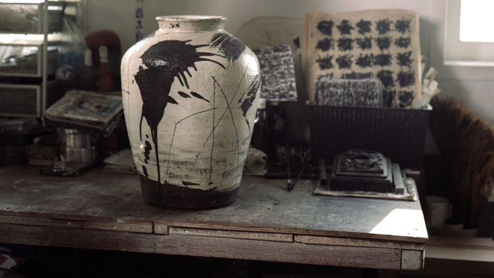 Modern master Ree Soo-jong says that his moon jars are intentionally asymmetrical (Credit: Dan Fontanelli)