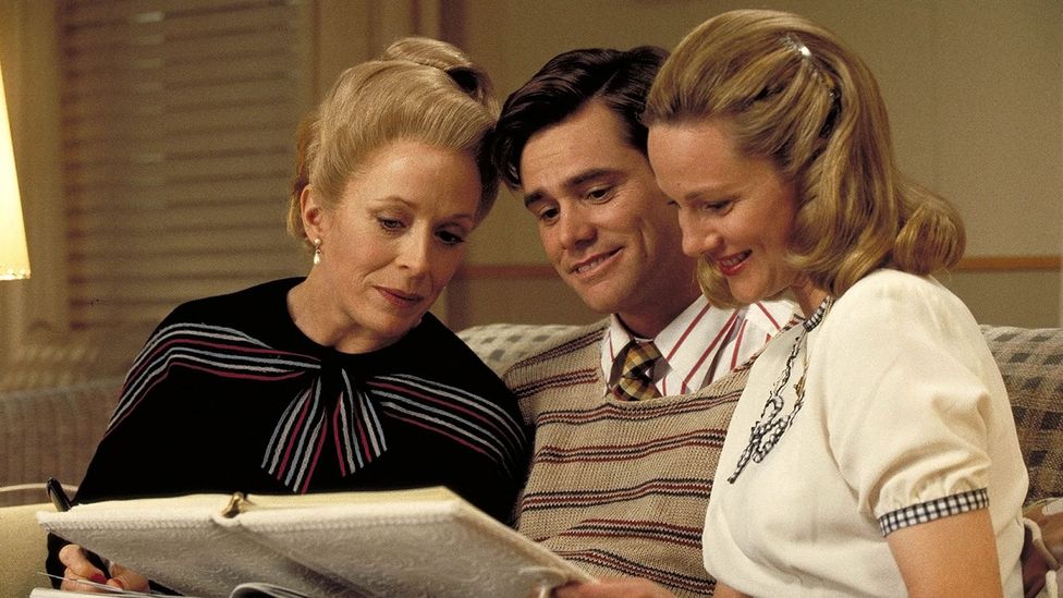 Nel mondo di Truman, tutti sono di fatto attori, da sua madre (Holland Taylor, a sinistra) a sua moglie (Laura Linney, a destra) (Credit: Alamy)