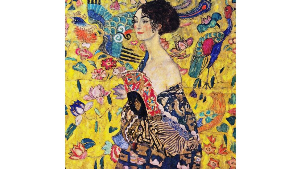 Αποφεύγοντας την παραδοσιακή κατακόρυφη μορφή για πορτρέτα στο Lady with a Fan, ο Klimt χρησιμοποίησε ένα τετράγωνο, δίνοντας στον πίνακα μια μοντέρνα πλεονεκτήματα (Credit: Alamy)