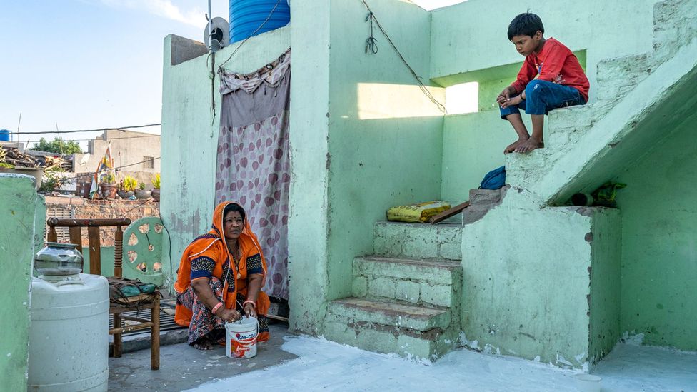 White paint is helping to keep homes cool in India's slums (Credit: Mitul Kajaria)