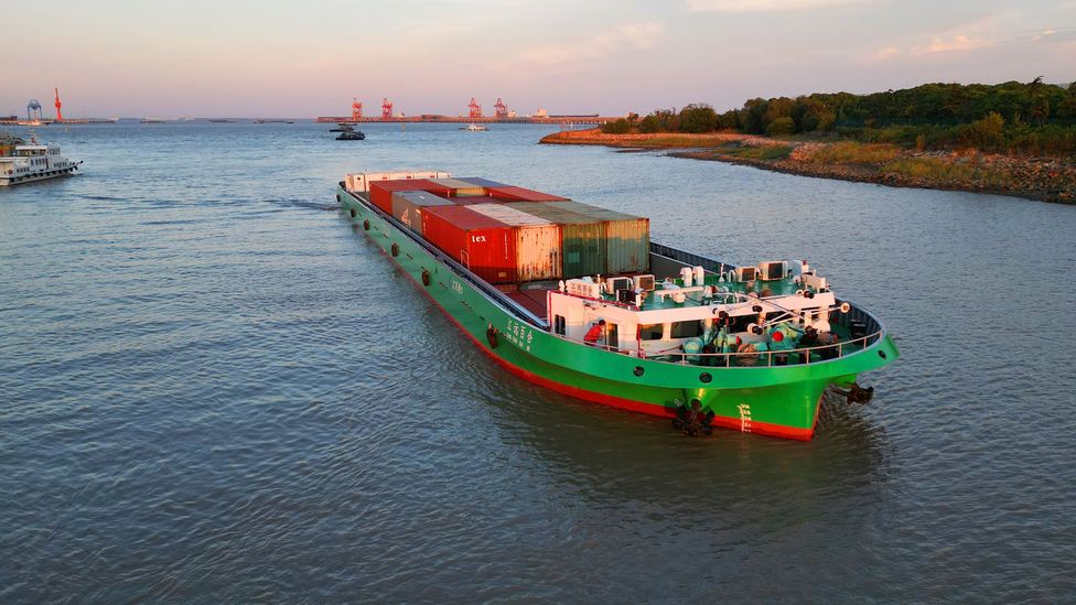 Derechos de autor de la imagen Getty Images Image caption El buque portacontenedores fluvial a batería más grande transporta mercancías en el río Yangtze en China.