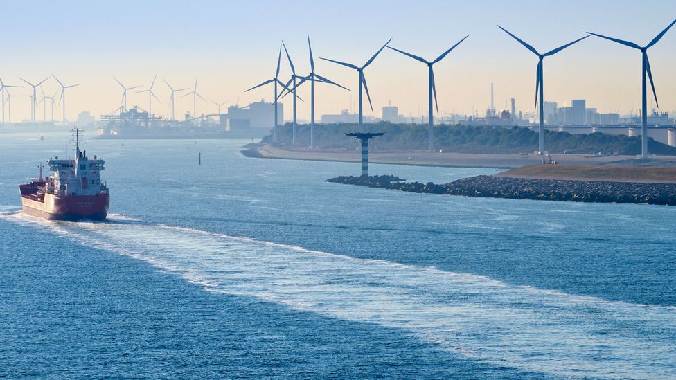 Derechos de autor de la imagen Getty Images Image caption Cambiar a combustibles ecológicos para el transporte marítimo requerirá inversiones en infraestructura de energía renovable en los puertos.