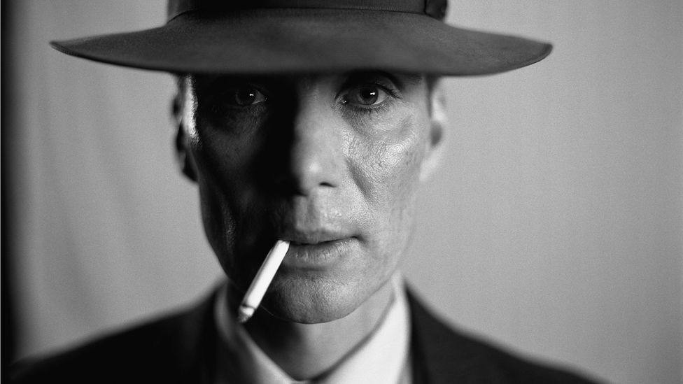 Filmde Cillian Murphy şapka giyen, zincir sigara içen Robert Oppenheimer'ı oynuyor (Kredi: Universal)