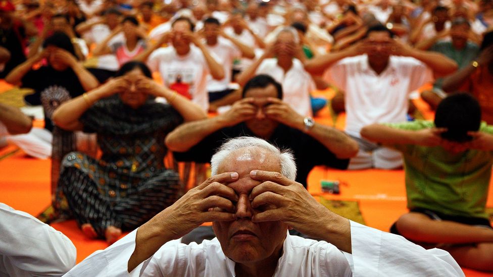 Tradicionalne dihalne vaje se izvajajo po vsem svetu in naj bi prinašale številne koristi (Kredit: Getty Images)