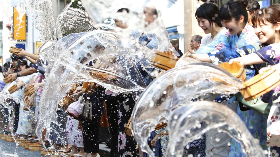 The Japanese summer tradition of splashing water cools down the air as the water evaporates (Credit: Xinhua/Alamy)