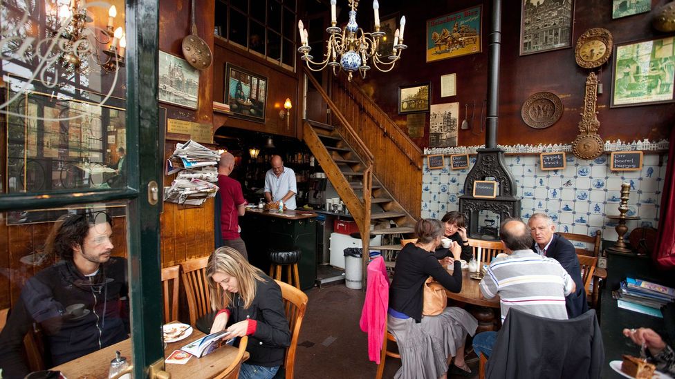 Legendární amsterdamské hnědé bary jsou podobné barům ze staré školy v sousedství (Credit: frans lemmens/Alamy)