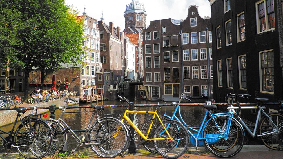 Amsterdam je jednou z nejpřívětivějších destinací pro cyklisty na světě (Credit: Anna Dorca/Alamy)