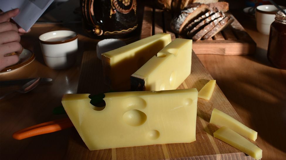 Richtige Löcher kennzeichnen die allgemeine Qualität des Käses, da sie ein wichtiger Indikator dafür sind, wie der Prozess selbst verlaufen ist (Quelle: Amanda Ruggeri)
