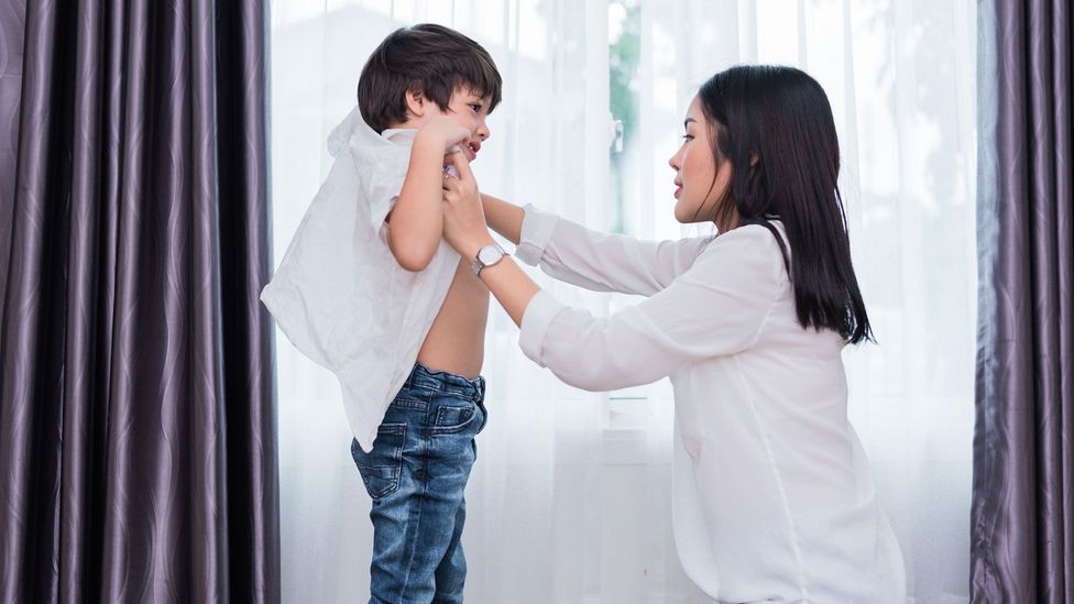 Incluso si las mujeres están empleadas, la mayor parte del trabajo doméstico (Crédito: Alamy)