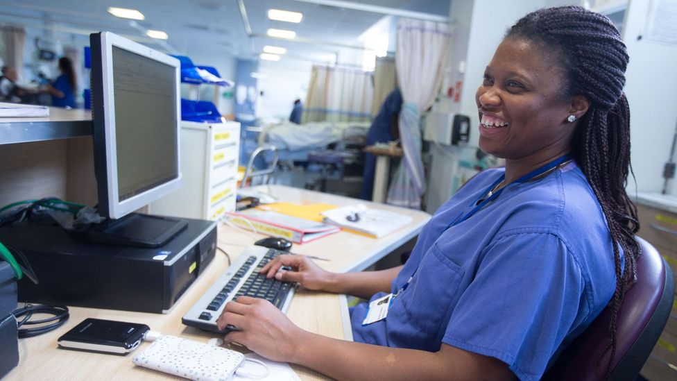 Después de un desempleo récord, muchas trabajadoras han vuelto a la fuerza laboral, especialmente en puestos que sufrieron la peor parte de la pérdida de empleos (Crédito: Alamy)