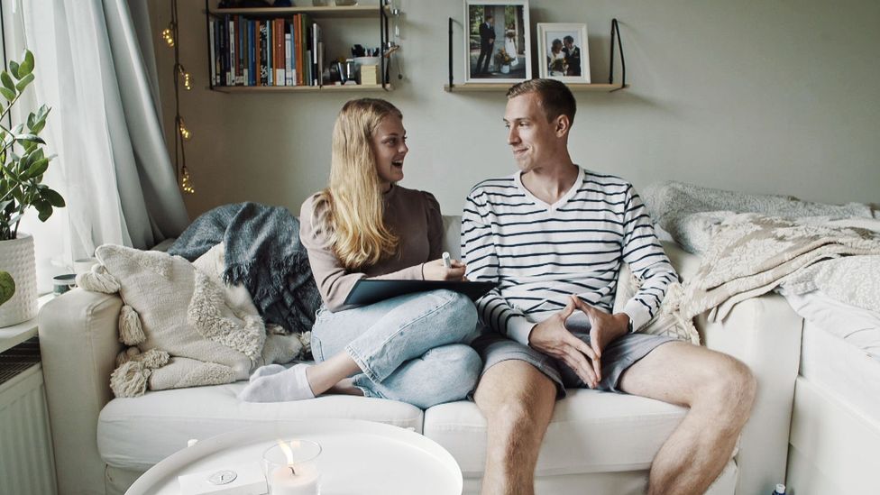 Couple sitting on sofa in GVFÖ the Swedish version of the reality TV show Married at First Sight