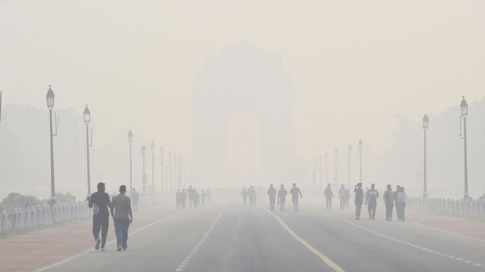 People walking through smog towards India Gate in Delhi (Credit: Getty Images)