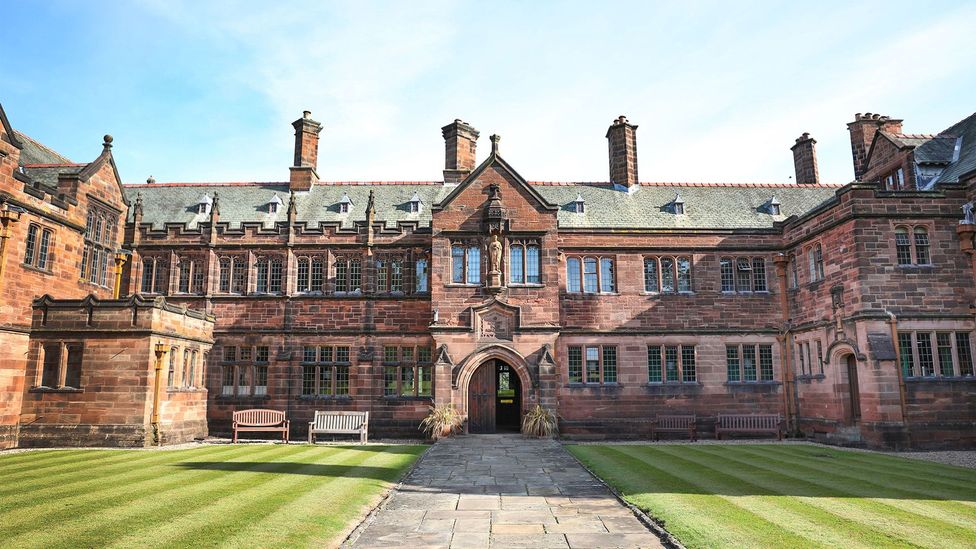 Gladstone's houses 150,000 books and is home to 26 bedrooms for guests to spend the night (Credit: Gladstone's Library) Gladstone's houses 150,000 books and is home to 26 bedrooms for guests to spend the night (Credit: Gladstone's Library)