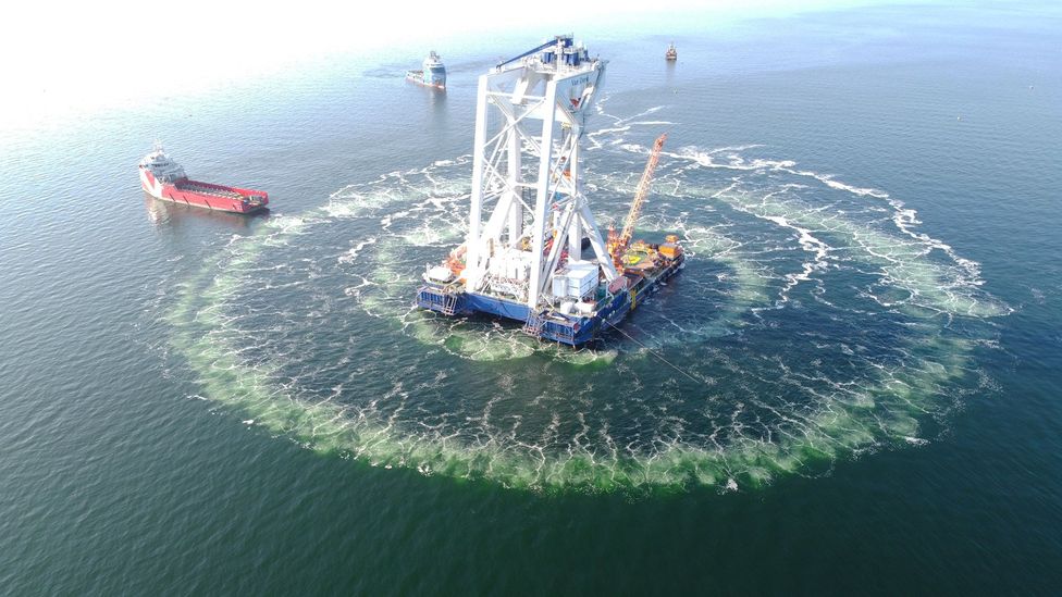 A noise-reducing bubble curtain is used around a turbine installation vessel (Credit: Hydrotechnik Lübeck)