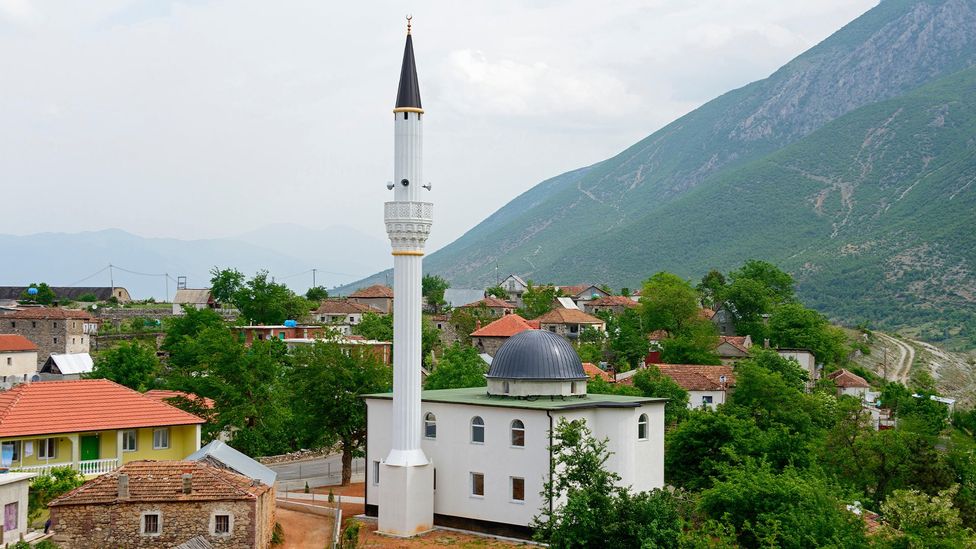 Kukësi ulet nën hijen e një vargu malor të lartë pranë kufirit Shqipëri-Kosovë (Kredia: Imagebroker/Alamy)