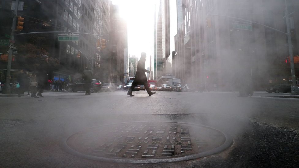 O calor retido no sistema de esgoto poderia ser facilmente contido e aproveitado para aquecer edifícios de forma limpa – e não precisa ter cheiro (Crédito: Getty Images)